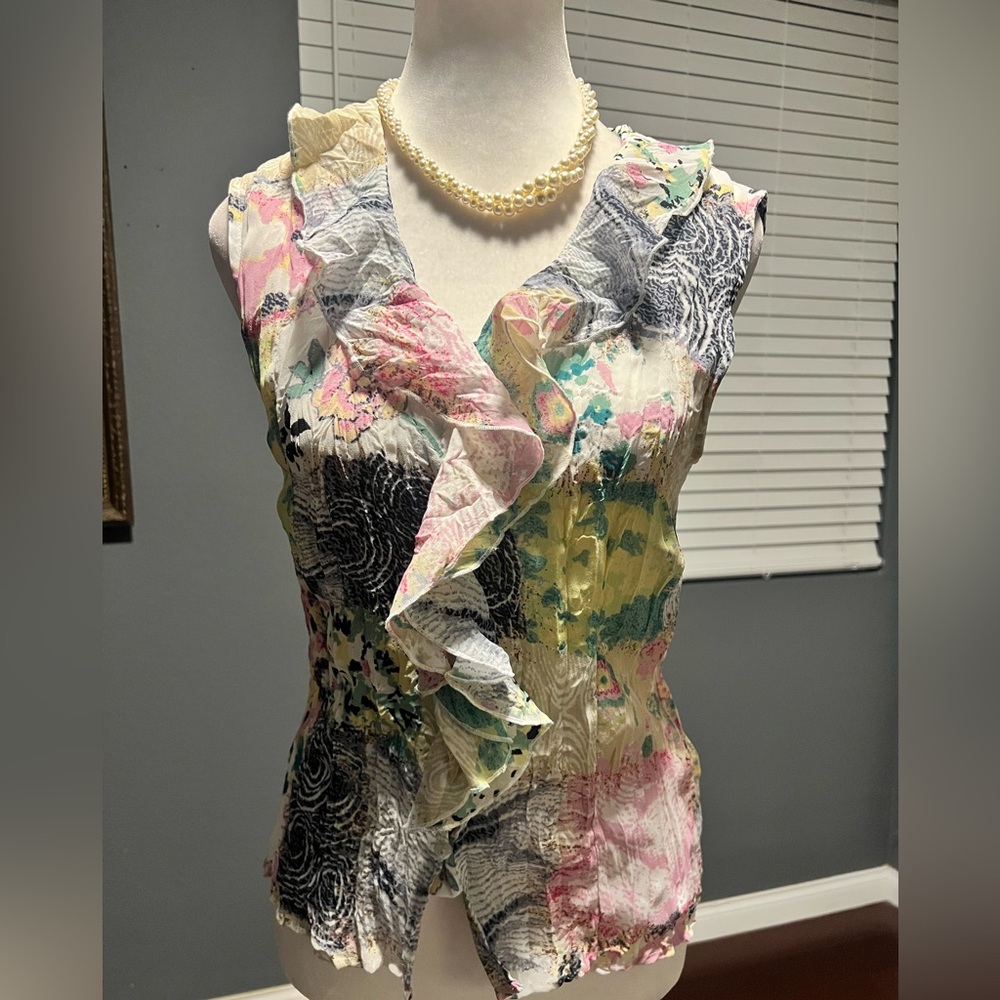 Sleeveless Floral Ruffle Blouse. In EUC. Size M